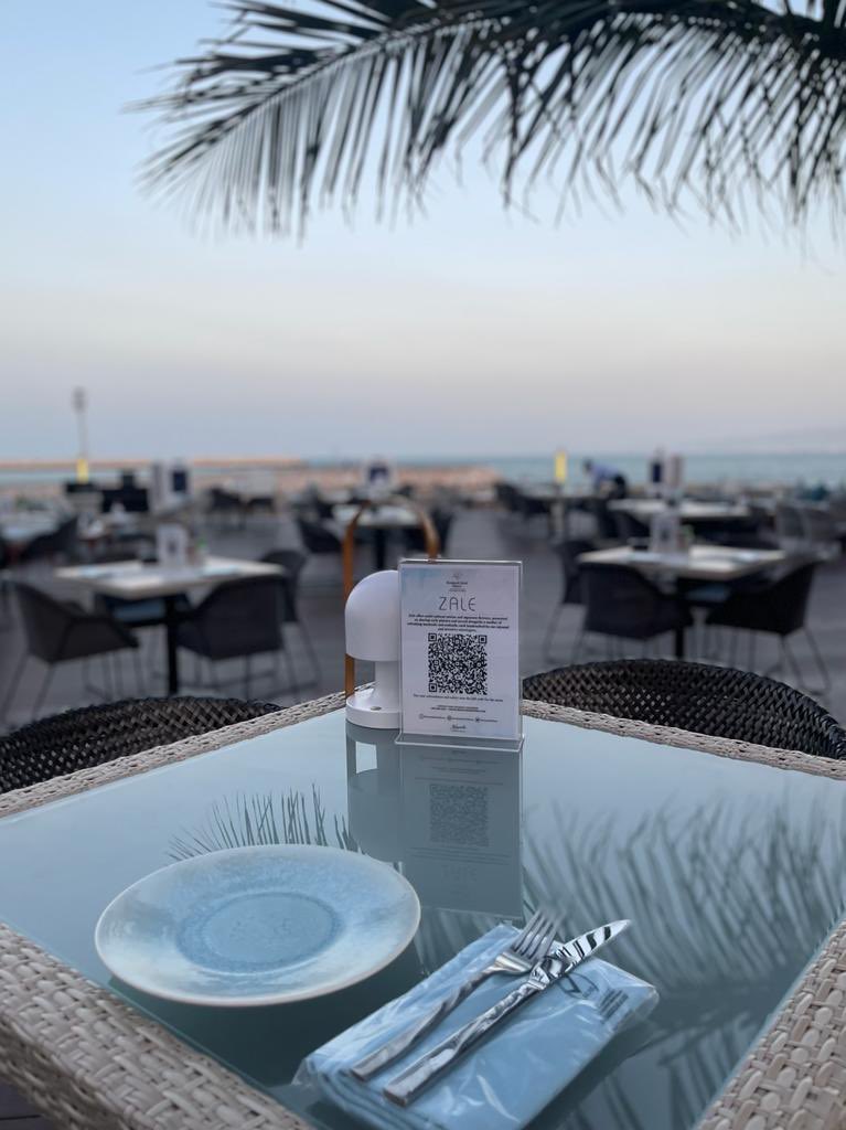 Picture sundowners this weekend, a stunning sunset and live beats at Zale every Thurday and Saturday. Call 24985000.
 
.استمتع بإيقاعات الغروب في عطلة نهاية الاسبوع. غروب شمس مميز و مشروبات منعشة و موسيقى حية في زيل كل خميس و سبت
 اتصل على 24985000 

#Kempinski #KempinskiMuscat