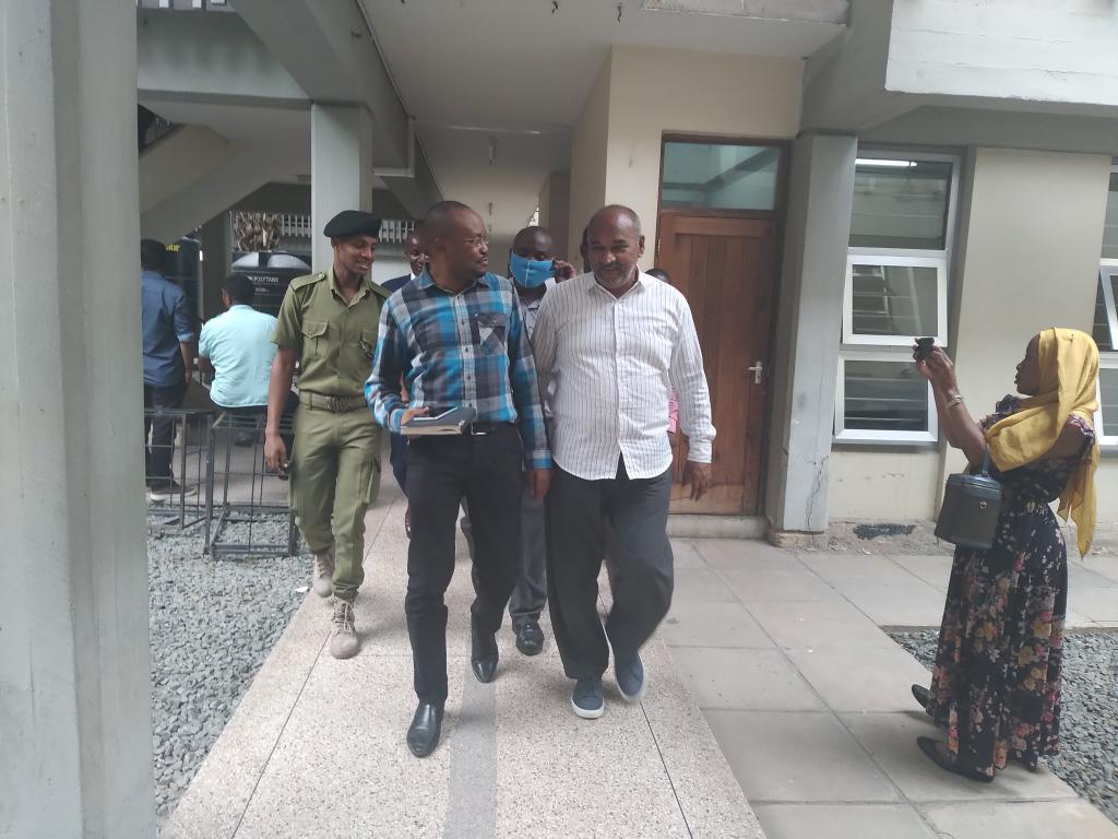 Zuberi55774605's tweet photo. PICHA YA SIKU✌️✌️✌️✌️
👉Pichani ni Mhe. @jjmnyika Katibu Mkuu wa CDM akiongozana na Mwenyekiti wa BAZECHA Taifa Mhe.Hashim Juma wakiingia Mahakama ya Kisutu leo.
👉Mhe.Hashim Juma amefikishwa Mahakamani kwa ajili ya kusikiliza KESI ya Uchochezi inayomkabili
#JusticeforHashim. https://t.co/bfgXRop1Z7