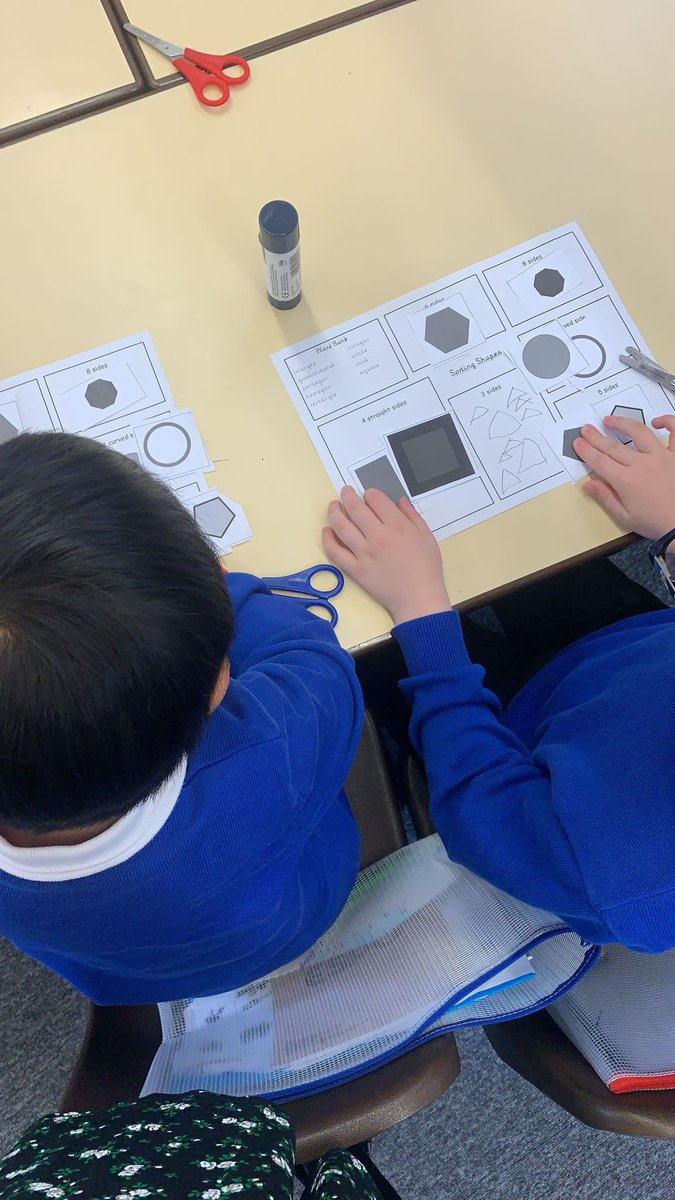 Fosse_TMET's tweet image. Sorting shapes in year1 today🤩#fmmaths #sortingshapes #cleverminds