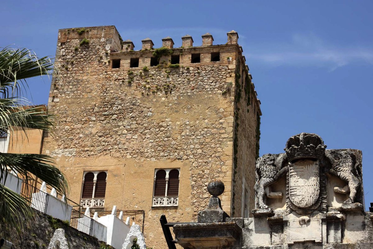 📍Y seguimos de #Ruta por Córdoba. Esta vez visitando el Castillo de #Cabra. 
 
Imagina una muralla con 18 torres y una torre del homenaje de unos 20 metros de altura. Si le sumamos todo lo que tienes por descubrir, se te queda ésta cara 😲

👉🔗 bit.ly/3BkDaK8