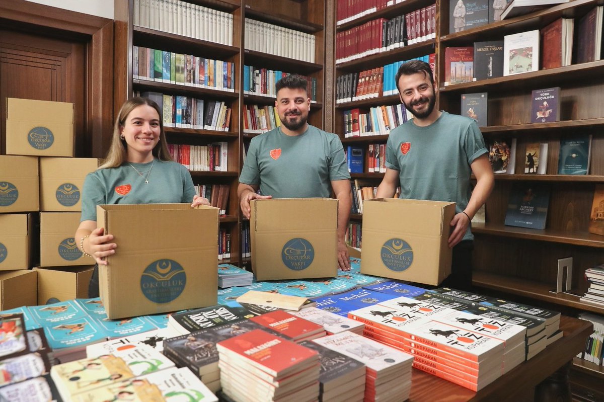 Okçular Vakfı Yayınları'ndan çıkan kitaplarımız, 21 farklı şehirdeki binlerce öğrenci kardeşimiz ile buluşmak üzere okullarına doğru yola çıktı! 🎯