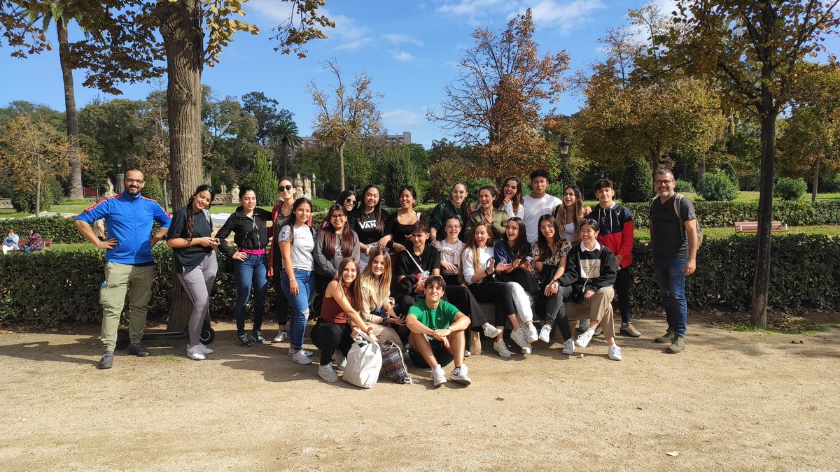 chemistjordi's tweet photo. Avui a @LopezVicuBCN fem equip amb una jornada lúdic esportiva, a la foto amb el grup de @VicunaHbd de segon curs de matí... i es clar, els somriures són garantits! Gràcies noies i nois. https://t.co/AMqGyvXpWQ