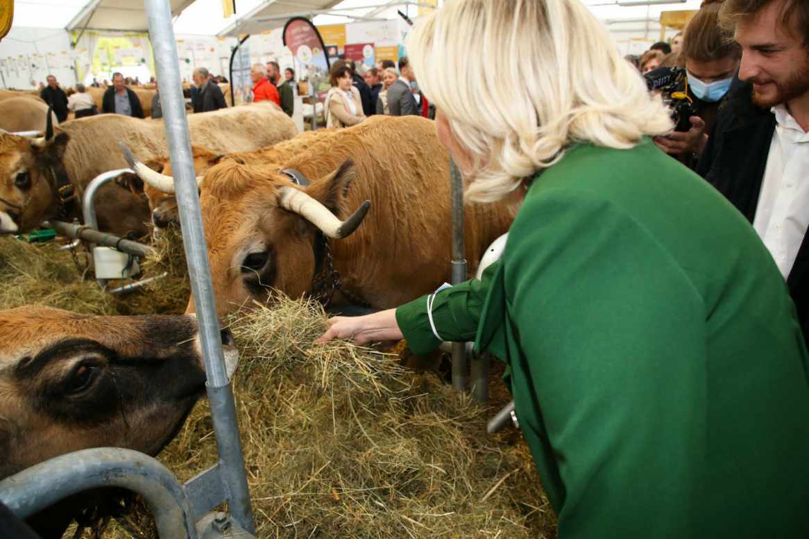 MLaVerite's tweet photo. Ces moments sont uniques et ils caractérisent @MLP_officiel, simplicité, proximité et respect de nos traditions.
Merci aux jeunes de s'inscrire dans le triptyque pour la France «Protéger, Projeter, Transmettre» au #SommetElevage de #Cournon 

#Marine2022
#MLaFrance
#MLaVerite https://t.co/kQ6C8aTNHG