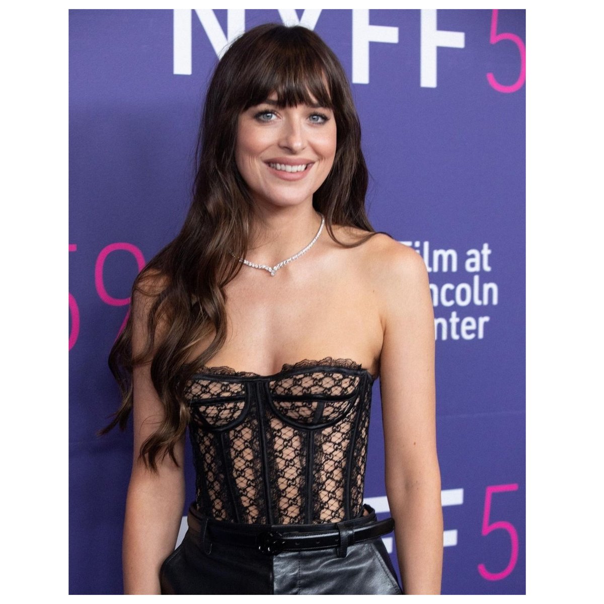 BFab634's tweet photo. #repost via IG de @photojuice
Hey! It’s @dakotajohnson! (From the @thenyff screening of @thelostdaughterfilm )
.
#juiceshootsredcarpet #nyc #igersofnyc #manhattan #lincolncenter #filmatlincolncenter #filmliveshere #film2021 #netflix #thelostdaughter #dakotajohnson #elenaferrante https://t.co/ydYwyb7QKO