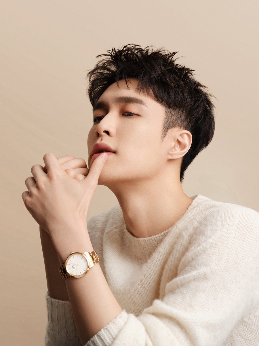 itisDW's tweet photo. We want to wish a happy 30th birthday to our global brand ambassador, @LayZhang 🎉 🎈 #LayZhang #DanielWellington https://t.co/gZJz5eankf