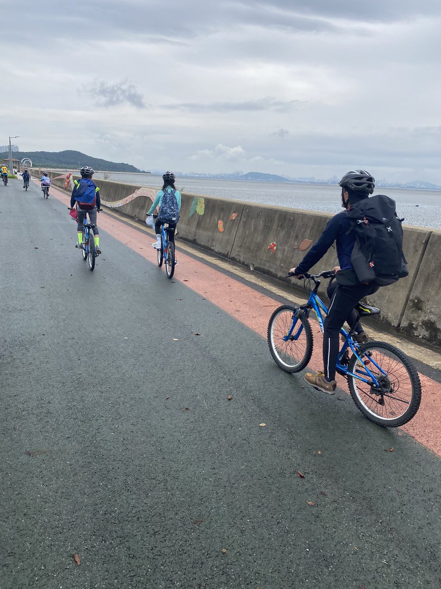 julesptaylor's tweet photo. G5 Ss challenging themselves mountain biking and hiking during outdoor ed @Intl_Chadwick so proud of the resilience shown by these kids. #OutdoorEducation #biking #resilience #naptimeforme https://t.co/b0dN0JZE9Q