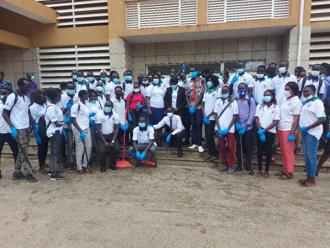 Today Oct 7, the Ministry of Health in partnership with SSD Doctors Union and dev't partners officially launched the cleanliness drive at Juba Teaching Hospital. #The Tiger Division of the SSD organized forces, doctors and medical students participated in the drive.#SSOT #MoH