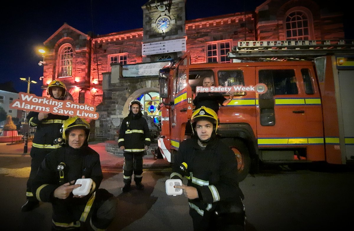 Macroom goes red for Fire Safety Week 2021.
#FireSafetyIRE #21FSW #SmokeAlarmsSaveLives  #STOPfire