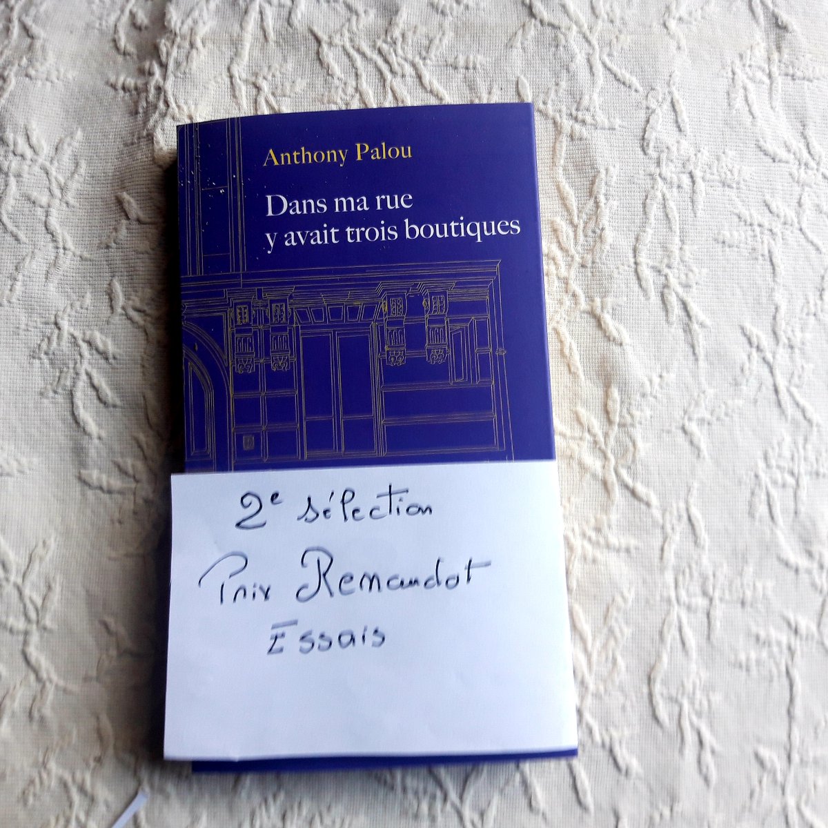 Joie ! "Dans ma rue y'avait trois boutiques", est dans la sélection du Prix Renaudot essais. <a href="/PressesdelaCite/">Les Presses de la Cité</a>