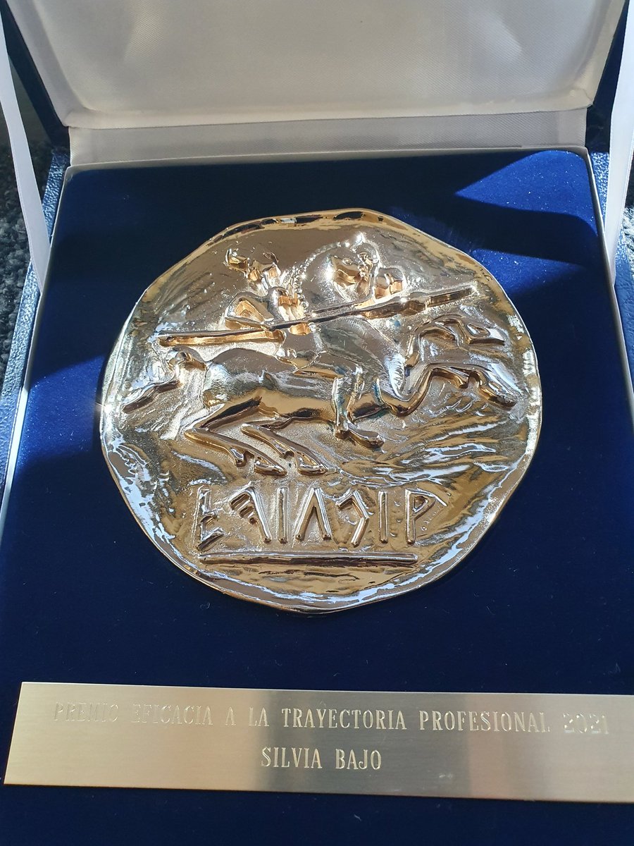 Gracias a todos los q habéis tenido un rato para alegraros conmigo y decírmelo (o no) x cualquier canal. El reconocimiento de mis compañeros del Club de Jurados de <a href="/PremiosEficacia/">Premios Eficacia</a> me hace inmensamente feliz, no se me ocurre mejor broche 😌