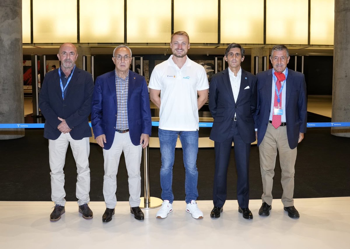 📸 Nuestro <a href="/MCooperPodium/">Marcus Cooper Walz</a> 👨‍🎓 🥈 🥇 flanqueado por <a href="/PedroP_Barrios/">P</a> 🛶 el <a href="/COE_Presidente/">Alejandro Blanco</a> Alejandro Blanco; el presidente de <a href="/Telefonica/">Telefónica</a> <a href="/jmalvpal/">JM Alvarez-Pallete</a> y #JosePerurena 🛶 presidente de <a href="/PlanetCanoe/">Everything canoe, kayak, and SUP</a>🔝

#HomenajeBecasPodium #PiragüismoEspaña #SomosPalistas #COE 🇪🇸 @telefonica <a href="/becaspodium/">Becas Podium</a>