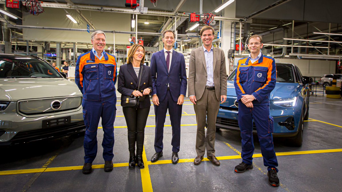 Fantastische dag voor onze fabriek. Productie eerste C40 Recharge, tweede volledig elektrische Volvo, in aanwezigheid van premier <a href="/alexanderdecroo/">Alexander De Croo 🇧🇪🇪🇺</a>, provinciegouverneur <a href="/GouverneurOVL/">Gouverneur Carina Van Cauter</a> , burgemeester <a href="/MathiasDeClercq/">mathias de clercq</a> en havenschepen @sofiebracke. Onze toekomst is elektrisch!