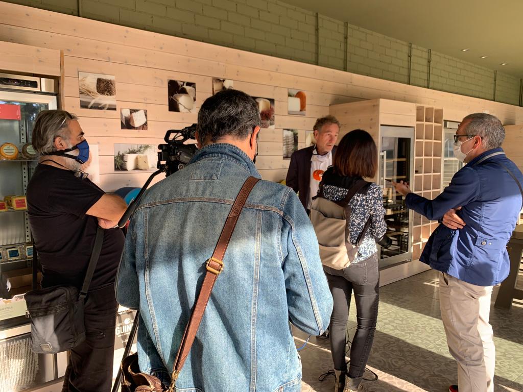 Muntanyolampans's tweet image. Avui tenim visita a #Urpina 🌿

Parlem d'objectius assolits, metes i previsions de futur, i presentem la nova imatge de marca amb la premsa local  @naciomanresa @naciodigital @ACNcatcentral @CanalTaronja @diariRegio7 🙌🧀 @Ampans