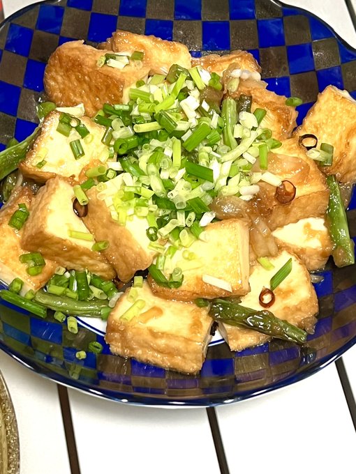 ごはん。原稿期間なのでツイート出来てないけどお家で食べてる。
忙しくて買い物に行けないから冷蔵庫の余り物で地味料理🍲
厚揚げのオイスターソース炒め
ごぼうとカニカマのサラダ
キノコと大根の煮浸し 