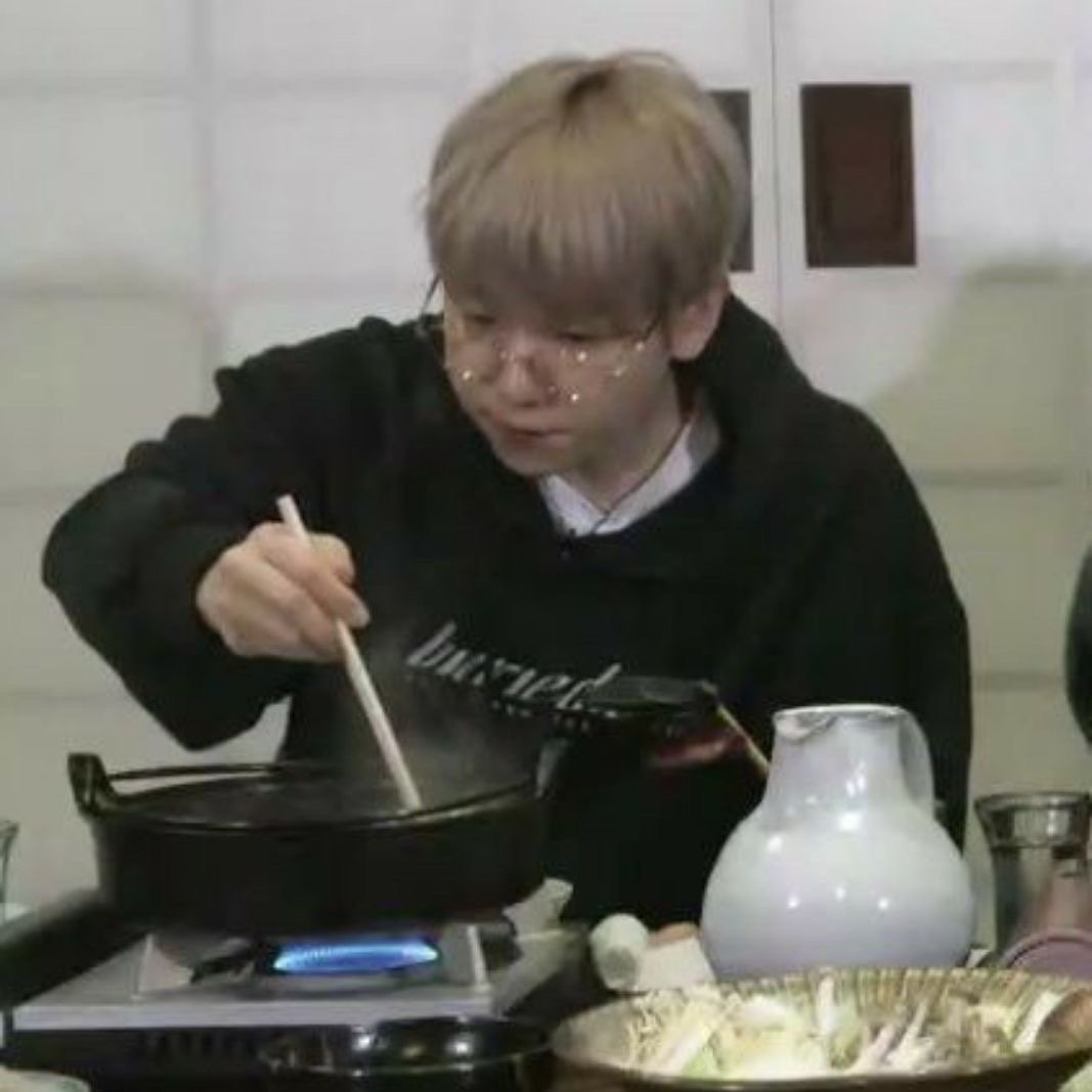 Na_haeeee's tweet photo. - 야, 모든 사람이 널 좋아할 거라고 착각하지 마. 너 그러다 훅 감.
- 근데 넌 나 좋아하잖아.
- … ⌯'ㅡ'⌯
- 얼굴 왜 빨개지냐.
- … 밥 뭐 먹을래…
- 먹고 있잖아.

#백도
일반인 소꿉친구 백 X 배우 도
짝사랑공이랑 무심수... 근데 백이 자기 좋아하는 건 다 아는, 백은 도가 좀 몰랐으면 하는 https://t.co/fhWz8ZmqxZ