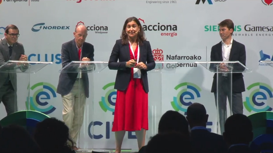 ACCIONA's tweet photo. "Hemos digitalizado la trazabilidad del origen renovable del hidrógeno verde. GreenH2Chain by @ACCIONA interconecta a nuestras plantas de generación y a nuestros clientes de H2 verde mediante tecnología confiable y en tiempo real", @belenlinaresc en #CongresoCite #blockchain https://t.co/a1pB2WxDVA