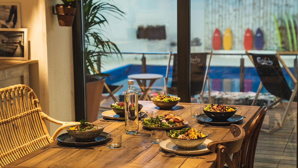 Envie de voyager le temps d'une pause repas ou d'une soirée ?

Au Manao, esprit surf et exotisme assuré ! Dégustez des bowls, tartines, jus, snacking ou cocktails en profitant d'une vue panoramique sur la vague <a href="/CitySurfPark/">City Surf Park</a> ! 🏄‍♂️🍸

👉 olvallee.fr/restauration/m…