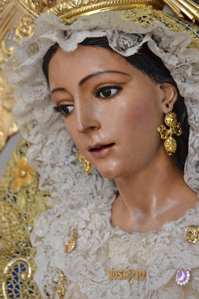 FESTIVIDAD LITÚRGICA DE NUESTRA SEÑORA DEL ROSARIO.Feliz día de la Virgen.                                                               Viva la Virgen del Rosario .                  Viva el niño de la Virgen #Rosario  #virgendelRosario #Rosariobarrioleon #GloriasSevilla