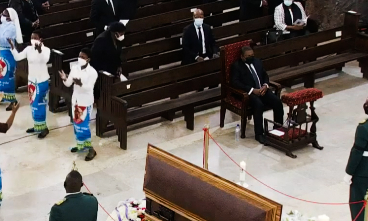 opaisonline's tweet photo. Presidente da República, Filipe Nyusi, já está na Sé Catedral de Maputo para prestar homenagem ao Cardeal Dom Alexandre. Conecte-se e acompanhe o evento
#exequias #domalexandre #opaisonline #opais #gruposoico
https://t.co/0HVBW7d1yl https://t.co/kzBsjpIycM