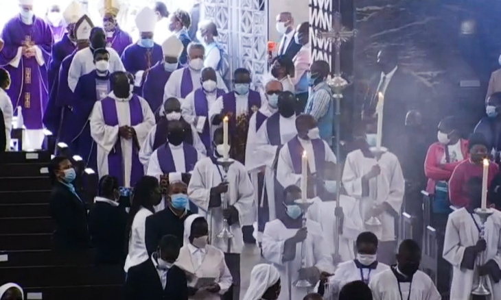 opaisonline's tweet photo. Várias personalidades também estão presentes para dar o último adeus ao primeiro sacerdote do país
#exequias #domalexandre #opaisonline #opais #gruposoico
https://t.co/0HVBW7d1yl https://t.co/YF5pTP9Qxf
