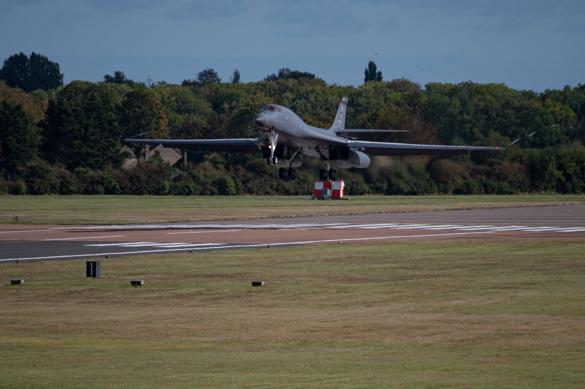 NATO_AIRCOM's tweet photo. The @usairforce B-1B Lancers 🇺🇸 landed on @RoyalAirForce base Fairford.

Allied and Partner jets regularly fly with bomber crews during their European training to rehearse in-flight communications and strengthen multinational relationships.

Read more: https://t.co/mlnvxwXyEu https://t.co/zrUU30t6iY