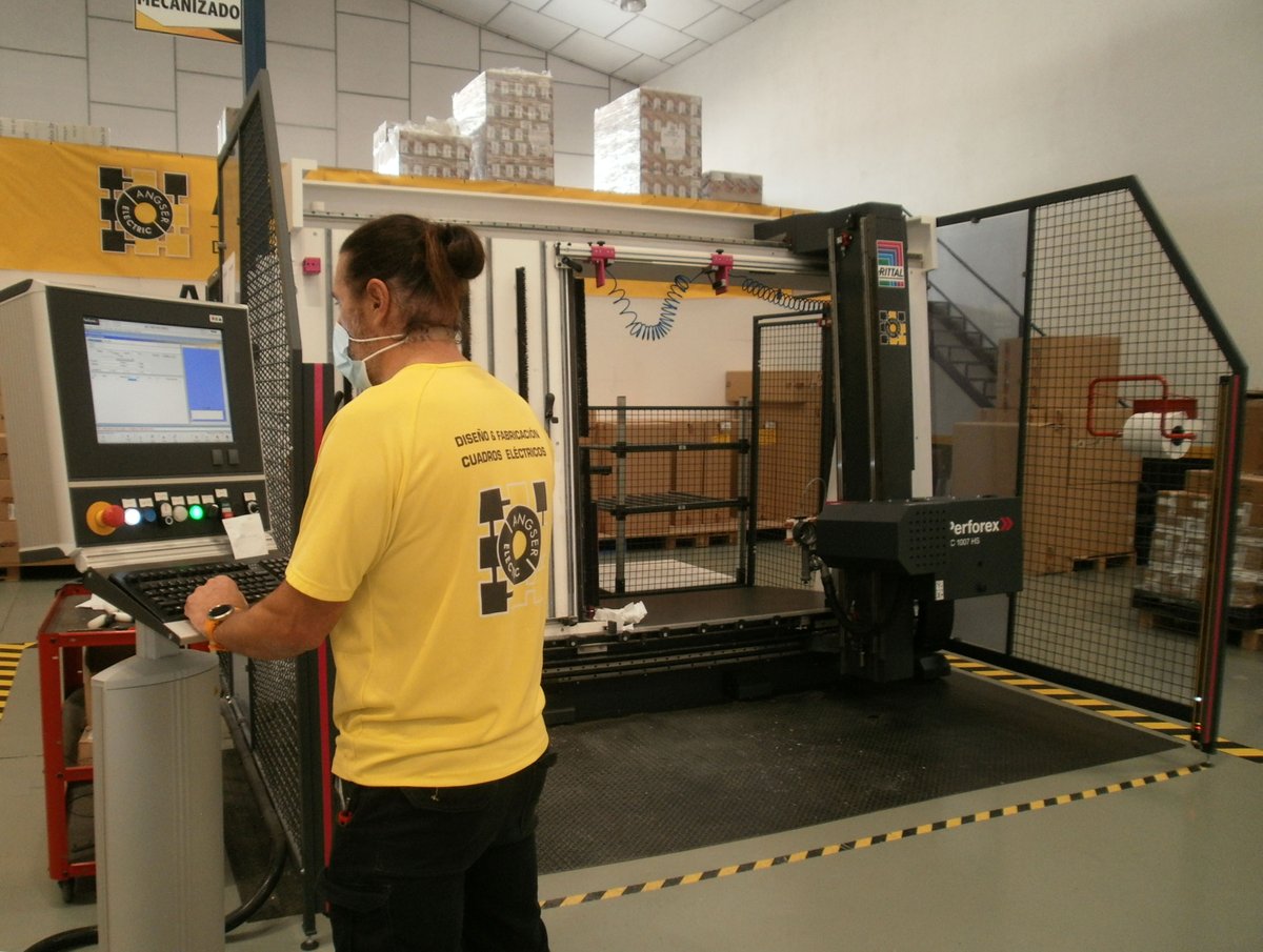 AngserElect's tweet photo. En el taller, nuestro compañero programando un mecanizado perfecto 👌⚡👨🔧💪
#angserelectric #cuadroselectricos #diseñoyfabricación #mecanizados #perforex https://t.co/hxE3yzAxNb