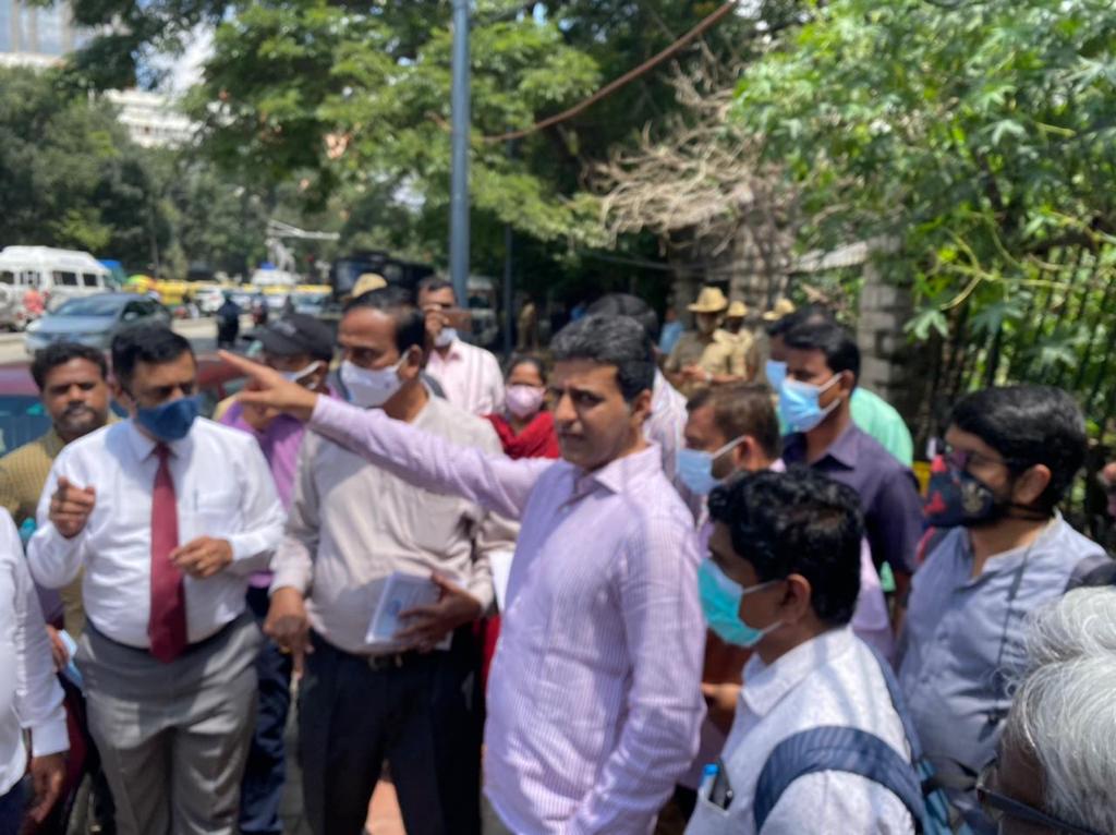 ArshadRizwan's tweet photo. Inspected white topping work on Palace Road Chalukya Circle today. 

BESCOM, BWSSB, BBMP and other officials were present. https://t.co/VjCJIv5nNJ