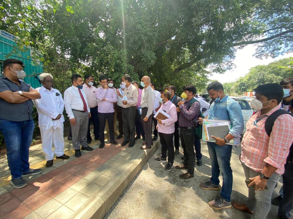 ArshadRizwan's tweet photo. Inspected white topping work on Palace Road Chalukya Circle today. 

BESCOM, BWSSB, BBMP and other officials were present. https://t.co/VjCJIv5nNJ