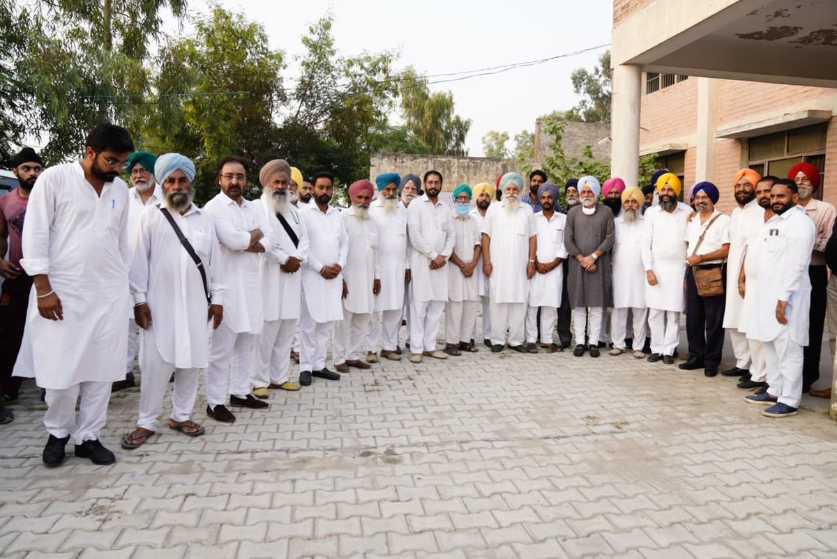 ambkcsingh's tweet photo. After the @SSPmanch function at Ferozepur with a Small part of the attendees. Full hall of local folks listened attentively, asked Qs &amp; vented  frustration with current order. https://t.co/pLxhkqSL2f