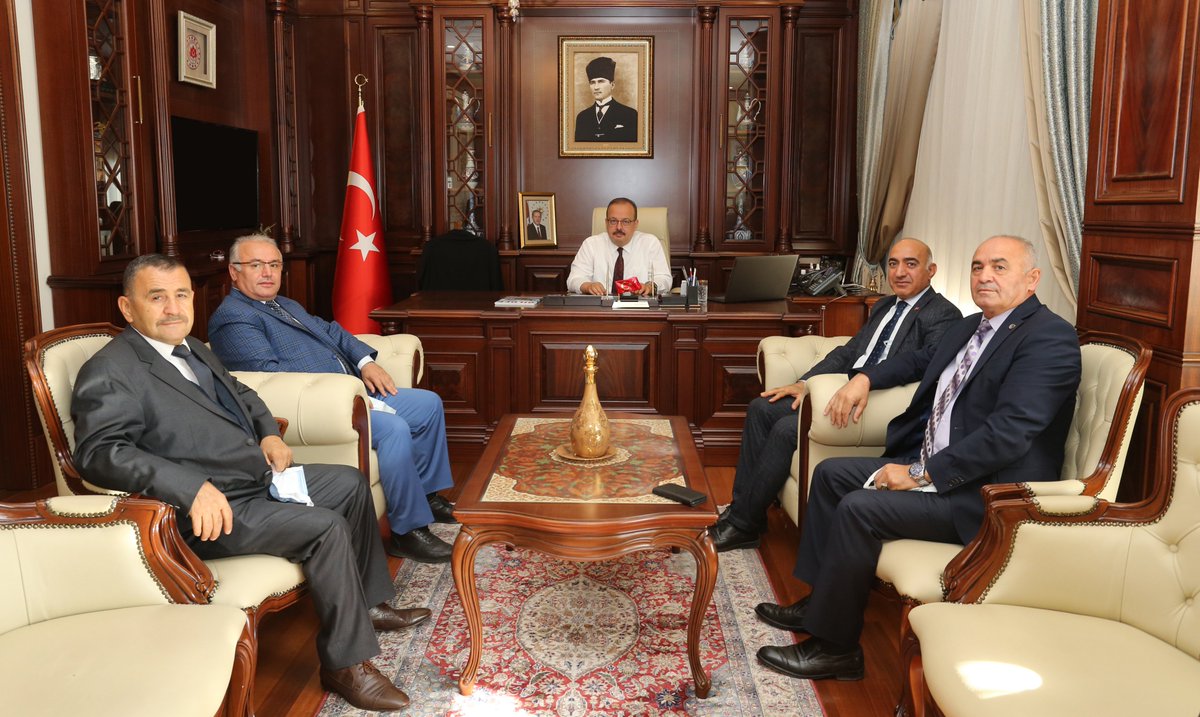 BursaValiligi's tweet photo. Bursa İl Dernekler Federasyonu (BİLDEF) Başkanı Ramazan Alp, Başkan Vekili Ali Bozkurt, Yönetim Kurulu Üyeleri Necip Daş ve Muhsin Yıldız, Vali @YakupCanbolat’ı Makamında Ziyaret Etti. https://t.co/KjXM4aN6VL