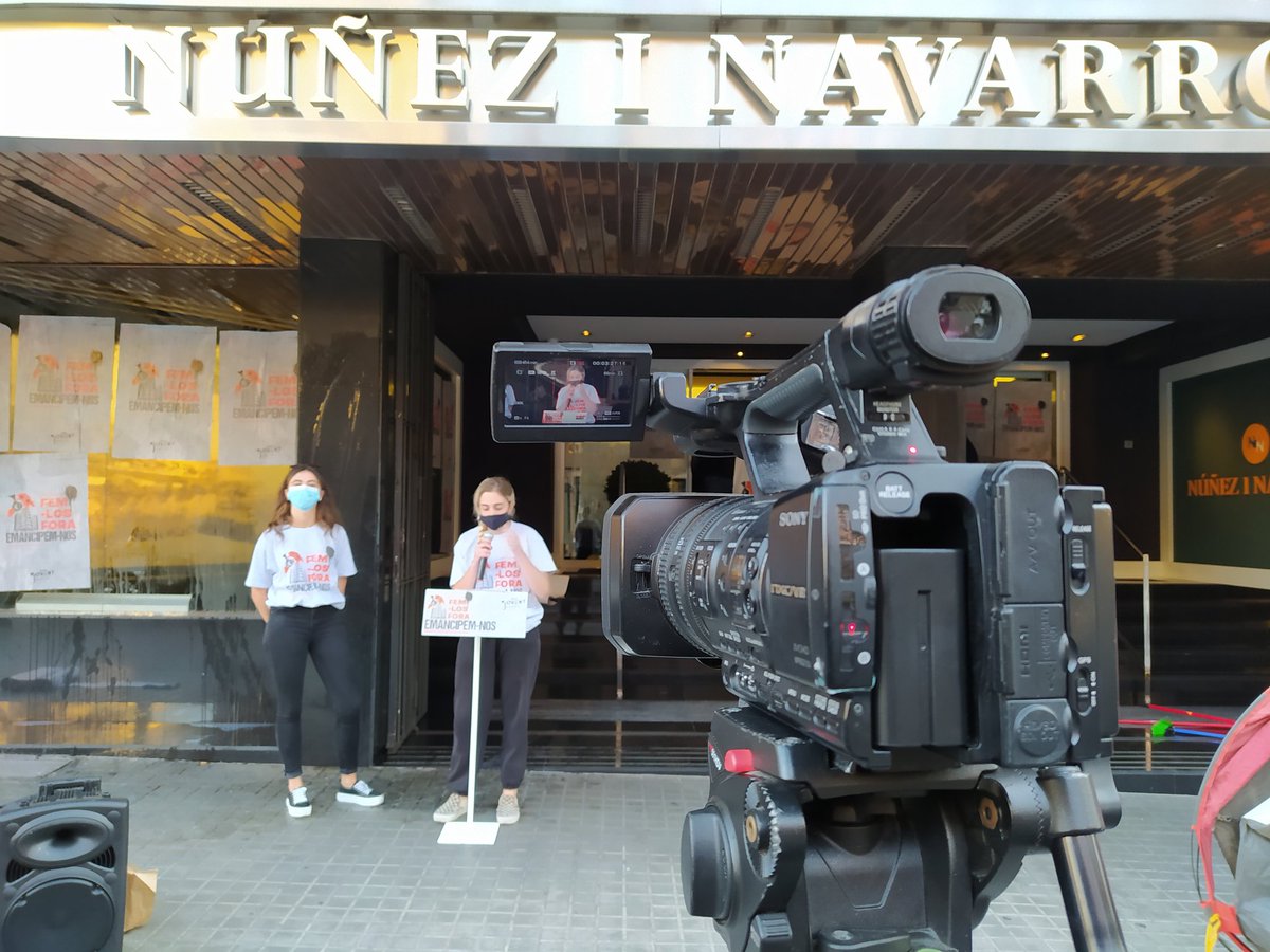 JoventBarcelona's tweet photo. 🥊 FEM-LOS FORA, EMANCIPEM-NOS!

Som a la seu de Nuñez i Navarro presentant la nostra campanya per denunciar i assenyalar els culpables de la crisi d'habitatge que pateix Barcelona.

👉 Suma't a la campanya per combatre'ls.

#FemLosForaEmancipemNos https://t.co/ZUwNCEuGni