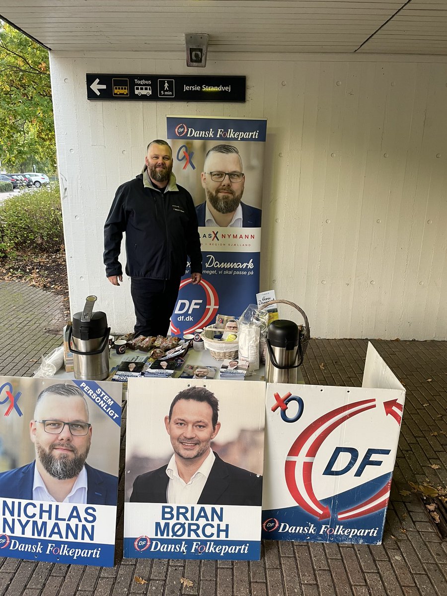 NichlasNymann's tweet photo. Startede tidligt ud i morges med uddeling af kaffe og morgenbrød sammen med @DFBrianMorch. @DanskDf1995 er så klar til #RV21 #KV21 #DFRV21 #DFKV21 I morgen tidlig kan i mødes os igen, på Havdrup Station. Kan i alle have en dejlig dag ❤️ #dfsolrød https://t.co/UsU7eaosER
