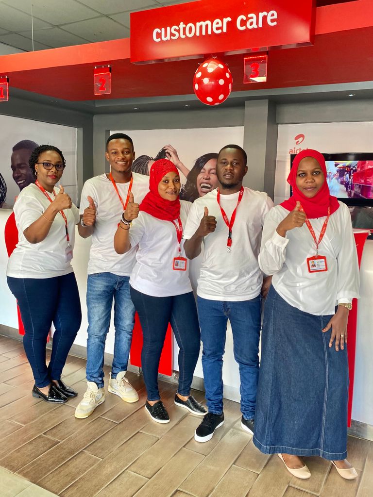 airtel_tanzania's tweet image. Wafanyakazi wa kitengo cha huduma kwa mteja tawi la Mwanza wakiwa katika picha ya pamoja katika muendelezo wa kuadhimisha wiki ya huduma kwa mteja.
Heri ya Wiki ya huduma kwa wateja.
#HappyCustomerServiceWeek
#CSWeek21
#ThePowerOfService
#Airtel