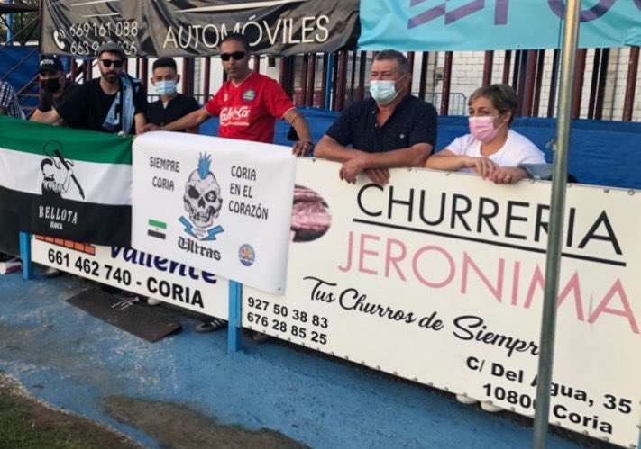 CDCORIA's tweet photo. 💚🤍🖤 Tenemos un nuevo grupo de animación: los #BellotaBoys.
💙 Colectivo de locos del balompié con gérmen en #Valdencín, y que junto a los clásicos #UltraBar y el resto de la afición cauriense ponen sonido y color a las tardes de fútbol a orillas del Alagón
📲 #AficiónCeleste https://t.co/O854qVCJlo