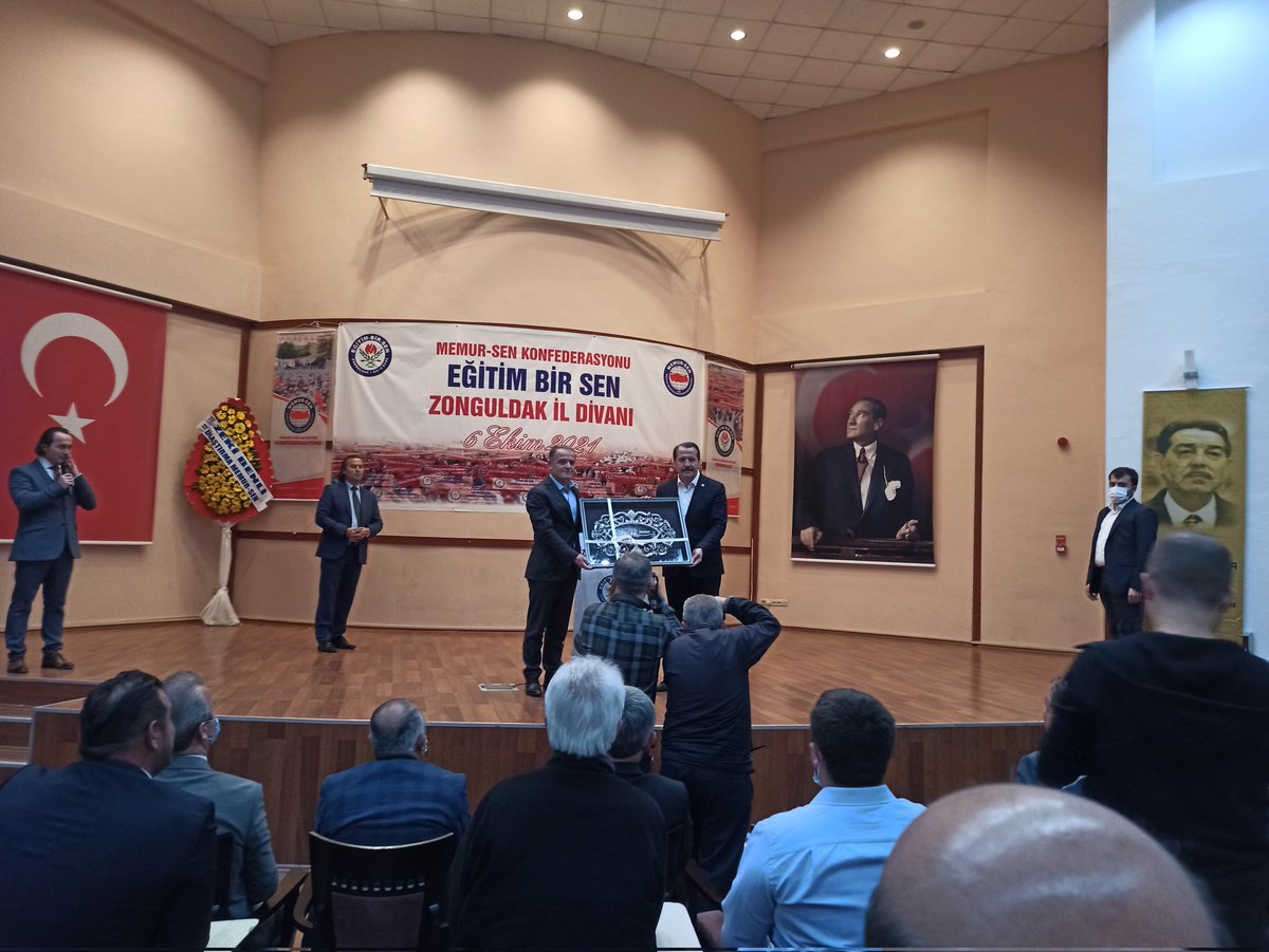 DevrekEbs's tweet photo. Eğitim Bir Sen Genel başkanımız Ali Yalçın  6 Ekim Çarşamba günü Eğitim Bir Sen il Divan toplantısına katılmak üzere ilimize geldi. Zonguldak Öğretmenevinde bizlerle buluştu, Hoş geldiniz Sayın Genel Başkanım. @_aliyalcin_
@ebszonguldak @AlaplEbs @KdzEbs @EbsCaycuma #aliyalcin https://t.co/WF8xDoty5t