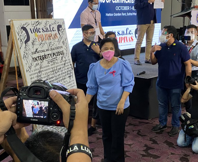 ABSCBNNews's tweet photo. Presidential aspirant Leni Robredo smiles for the media after signing the Comelec’s integrity pledge.

According to Comelec, Robredo is an INDEPENDENT candidate. #Halalan2022 | via @jauhnetienne 

Read more: https://t.co/0AkU5Sd0jj https://t.co/qPjl0v3KeH