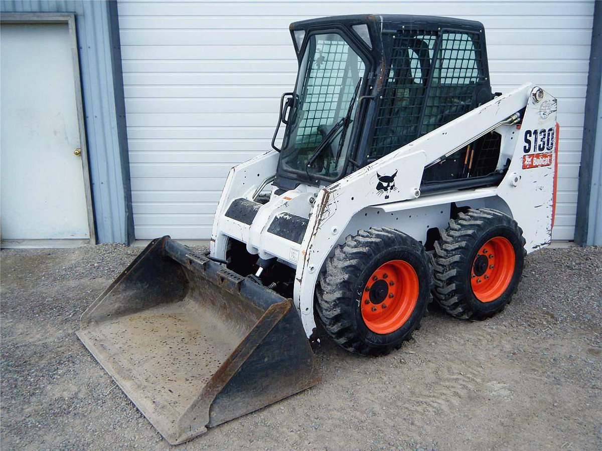 هذه المعدة الصغيرة تسمى بوب كات، هي الأفضل في مثل هذه الظروف، تدخل البيوت وتتنقل بسرعة ومرونة، وتجرف الطين والأتربة، إيجارها اليومي لا يتجاوز ٥٠ريال، موجودة بكثرة في المناطق الصناعية، لمن أراد الخير يستأجرها ويرسلها بسائقها للمناطق المتأثرة.
#عمان_عظيمة_بشعبها