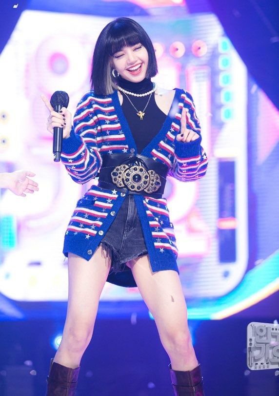 withlllisa's tweet photo. Cute >< #LALISA 

JUSTICE FOR LISA 
#YGLetLisadoHerWork https://t.co/wSC38sYqqu