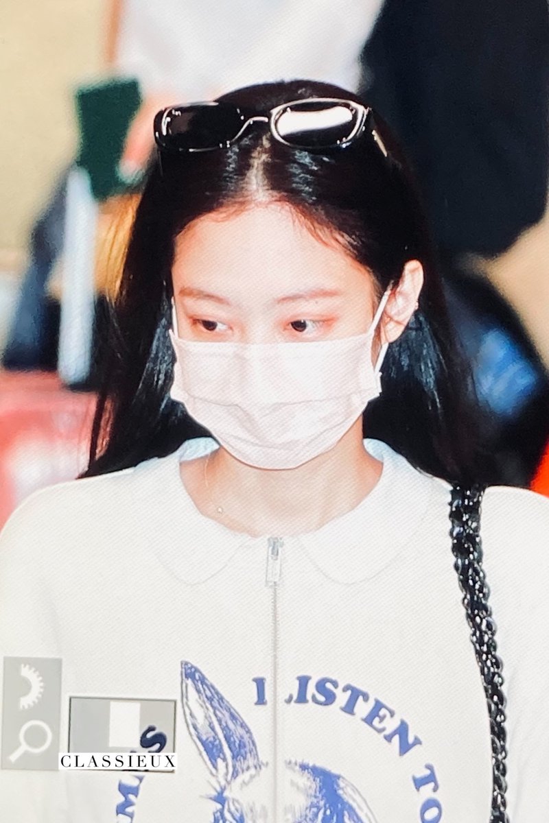 CLASSIEUXforJEN's tweet photo. 211007 🛬
#BLACKPINK #JENNIE #블랙핑크 #제니 @BLACKPINK https://t.co/Iyc2hakgub