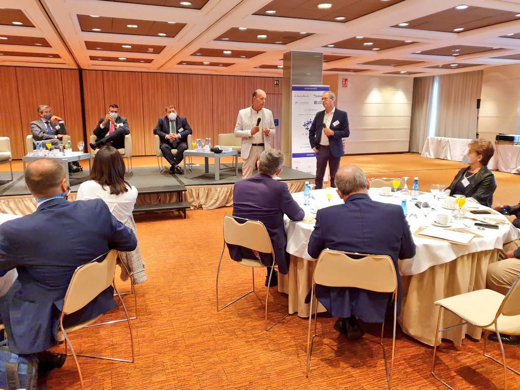 Desayuno con <a href="/IVEFAasociacion/">IVEFA</a> en el @SH_Hoteles Palace Valencia, aprendiendo de "Cómo profesionalizar la gestión de la empresa familiar" con <a href="/_tomasguillen/">Tomás Guillén IFEDES</a> e #Ifedes. Equilibrio de la dedicación profesional y personal, el legado, la estrategia y la cultura.  <a href="/albertanorweg/">Alberta Norweg</a>