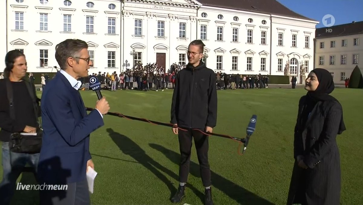 Heute ist die Jugend zu Besuch bei #Steinmeier.
Auf die Frage des Reporters antwortet die junge Muslimin von der Islamkonferenz:
"Wir sind die Zukunft Deutschlands."
🤔