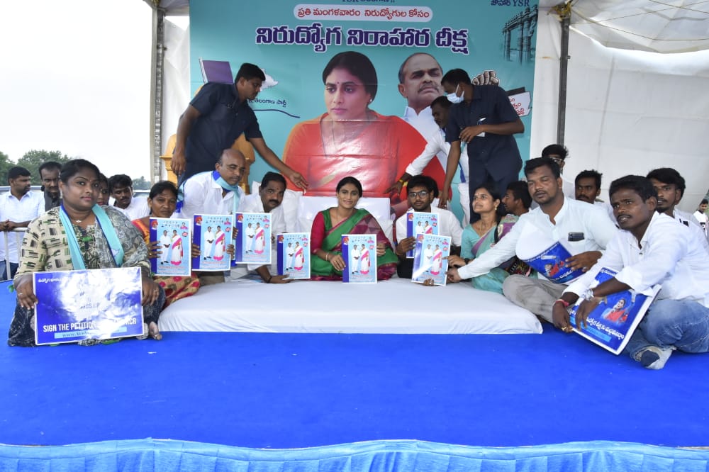 YsrSharmila's tweet photo. #YSRTP #YSSharmila #TelanganaWithYSSharmila #TeamYSSR #YSRForever #yssr #ysrajasekharreddy #yssharmilareddy #telangana #hyderabad #sidharthshukla #ysrtptelanganacm #ysrtelanganaparty #telanganawithyssharmila #deeksha #wewantjobs #sharmila #amma @realyssharmila https://t.co/15IkK0wp4q