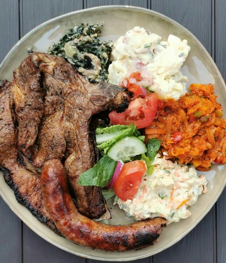 GomolemoMzansi's tweet photo. Would you add pap or garlic bread to this braai plate? 🤔 https://t.co/y4XxM0d698