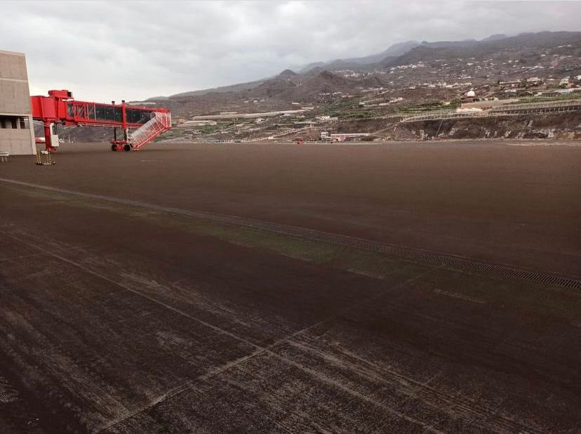 laradiocanaria's tweet photo. 8h54 | 🔴 @aena comunica que el aeropuerto de #LaPalma está inoperativo por acumulación de ceniza. El resto de aeropuertos de #Canarias están operativos. Pide a los viajeros consultar el estado de sus los vuelos con las aerolíneas.  

Más información en #CanariasRadio https://t.co/5bF4na5tlt