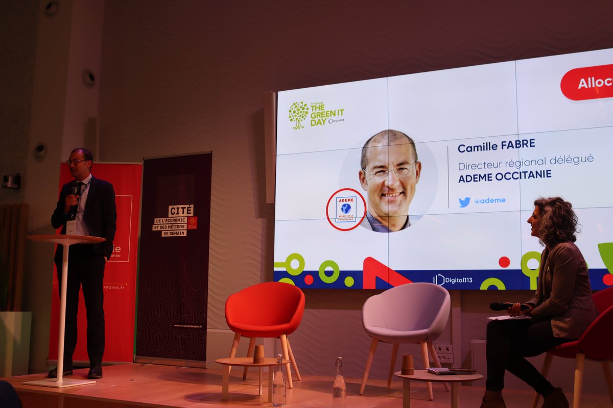 Digital113_'s tweet photo. [LIVE #GreenITD 🍀] Camille Fabre DR à l'@ademe prend la parole : le #numerique atteint aujourd'hui les émissions de gaz à effet de serre du transport aérien. Il faut engager largement les citoyens dans une politique de #numérique #responsable et #durable. https://t.co/M6csB4MduM