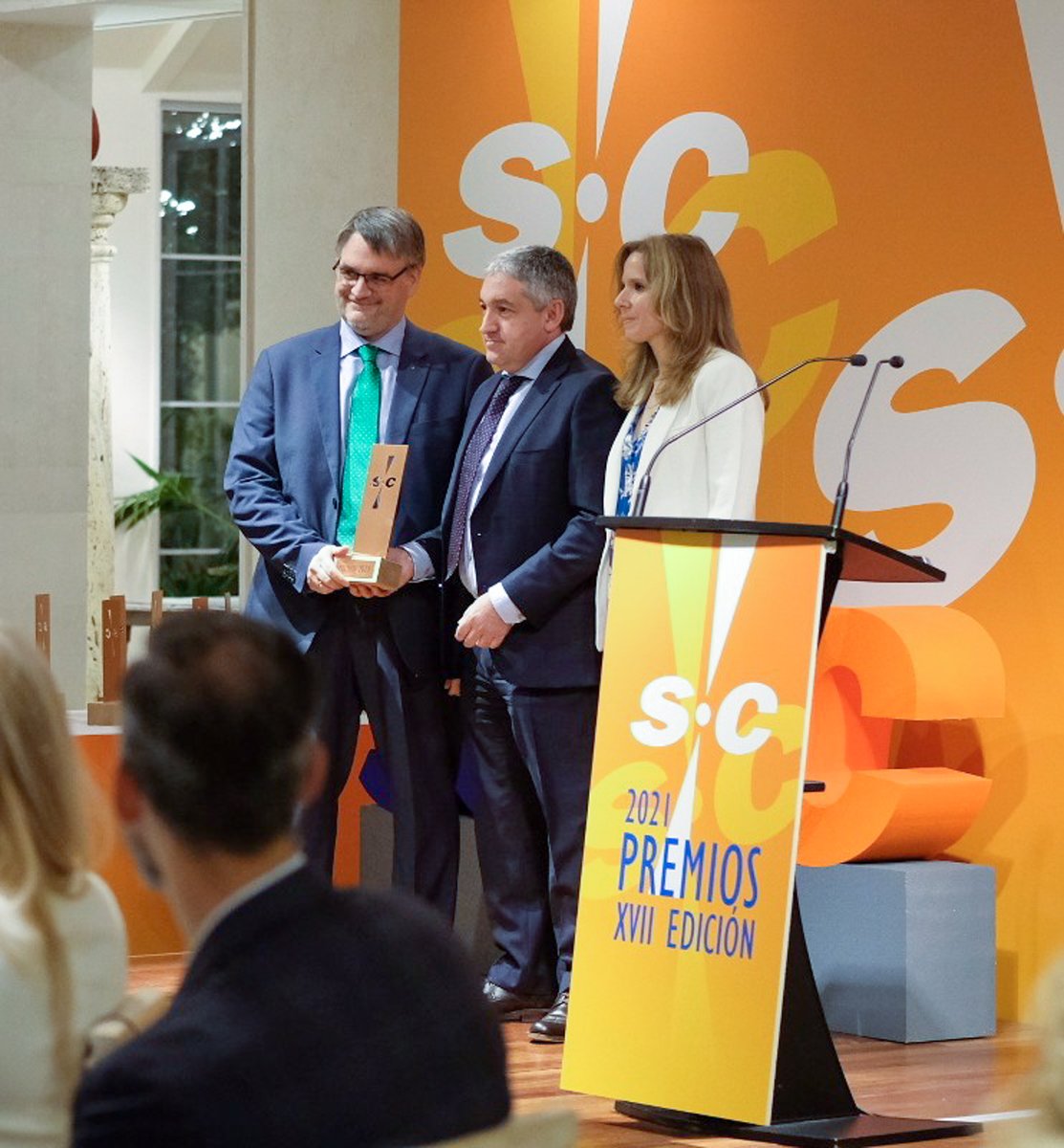 leet_security's tweet photo. Muy agradecidos a @SicRevista por el reconocimiento en sus XVII #PremioSIC, compartido con el Centro de Cooperación Interbancaria, por el desarrollo de #Pinakes...
...Y por una divertida noche de #ciberseguridad! https://t.co/nBQqQw9Cyo