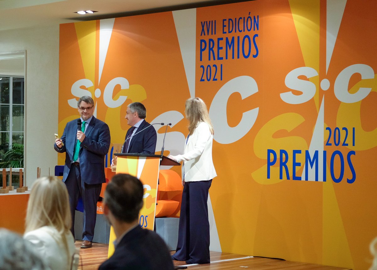 leet_security's tweet photo. Muy agradecidos a @SicRevista por el reconocimiento en sus XVII #PremioSIC, compartido con el Centro de Cooperación Interbancaria, por el desarrollo de #Pinakes...
...Y por una divertida noche de #ciberseguridad! https://t.co/nBQqQw9Cyo