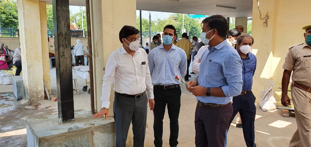 मा0 विधायक #Agra दक्षिण श्री योगेन्द्र उपाध्याय जी के कर-कमलों द्वारा जिलाधिकारी <a href="/PrabhuNs_/">Prabhu Ns</a>/प्राचार्य के साथ एसएनएमसी इमरजेंसी में पीएम केयर्स अंतर्गत स्थापित पीएसए संयत्र(ऑक्सीजन प्लांट) का शुभारम्भ किया गया। इमरजेंसी का निरीक्षण कर मरीजों हेतु सुविधाओं का सत्यापन भी किया गया।
