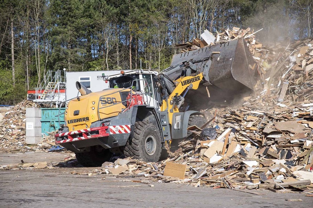 EarthmoversMag's tweet photo. Egger (UK) Ltd subsidiary Timberpak acquires Liebherr L 580 XPower for waste timber processing.
Read story ⬇️
https://t.co/PuG30d8kOF
-----
#earthmoversmagazine #liebherr #wheeledloader #earthmover #wasteprocessing #eggeruk #timberpak #construction #wood #recycling #processing https://t.co/7bJJnI9S7C