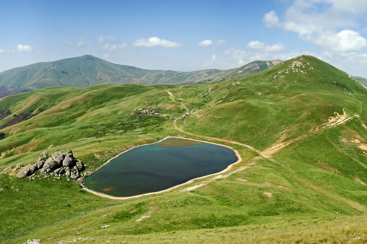 hike_armenia's tweet photo. The 5-hour Flowering Lake Loop #trail takes hikers up the beautiful ridges of the Tsaghkunyats #Mountains, which are formed by a #volcanicfield. Named for the mountain range, Tsaghkunyats Lake rests at an altitude of 2450 meters above sea level &amp; feeds exclusively on rainwater!⛰️ https://t.co/Z5ek7uabaU